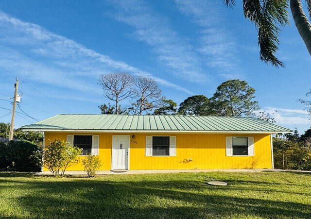 view of front facade featuring a front yard