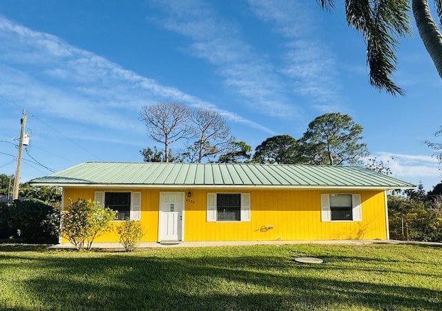 single story home featuring a front yard