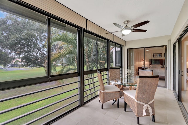 sunroom with ceiling fan