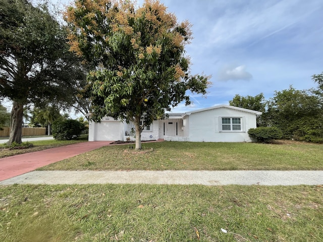 view of front of property featuring a front yard