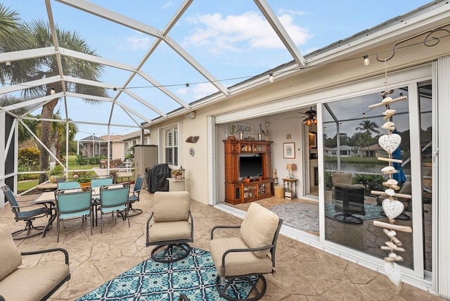 sunroom with ceiling fan