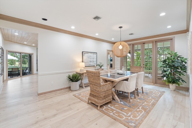 dining space with recessed lighting, light wood-type flooring, visible vents, and crown molding