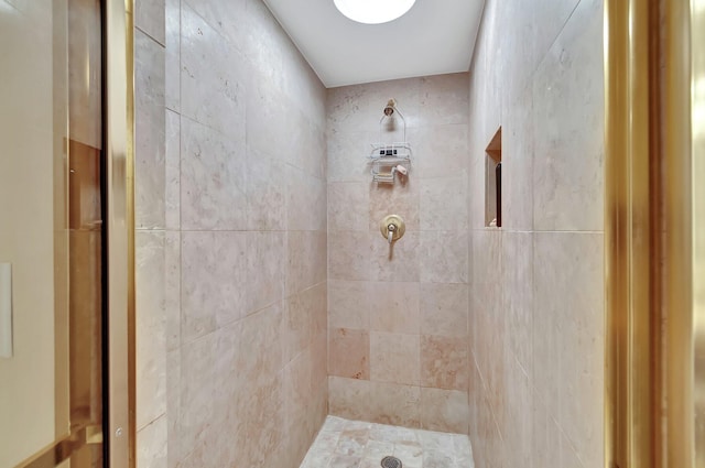 bathroom featuring tiled shower