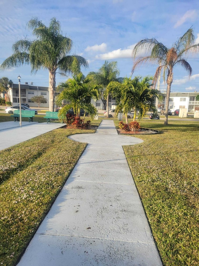 view of property's community featuring a lawn