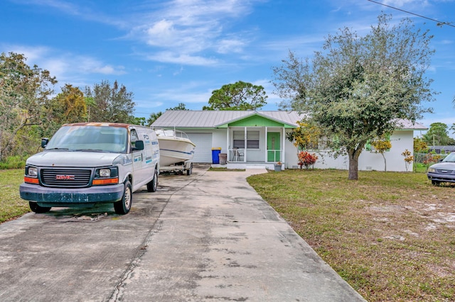 view of front facade featuring a garage and a front yard