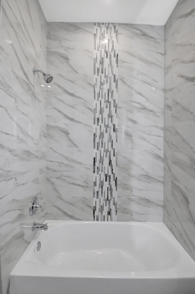 bathroom with tiled shower / bath combo