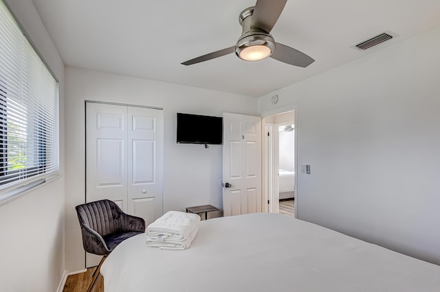 bedroom featuring ceiling fan, hardwood / wood-style floors, and a closet