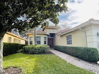 view of front of property with a front yard