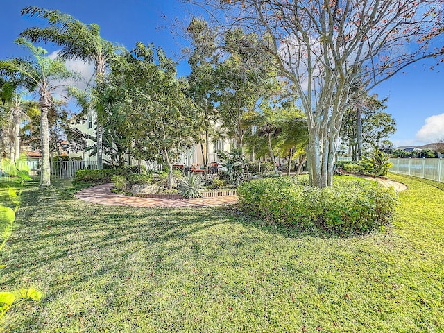 view of yard featuring a water view