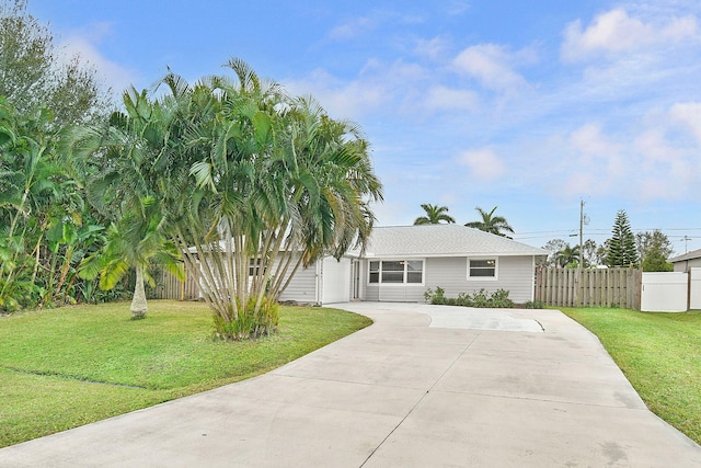 view of front of home featuring a front yard and a garage