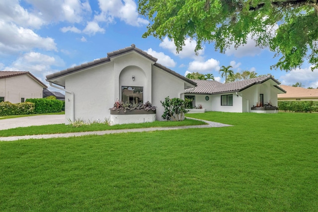 view of front of house featuring a front yard