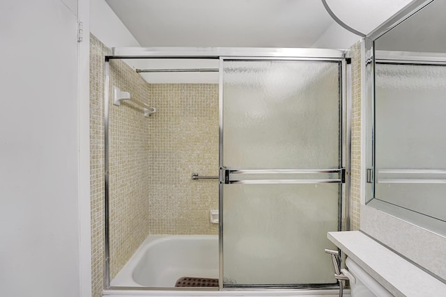 bathroom with combined bath / shower with glass door