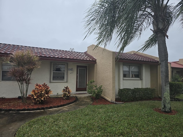 view of front facade featuring a front yard