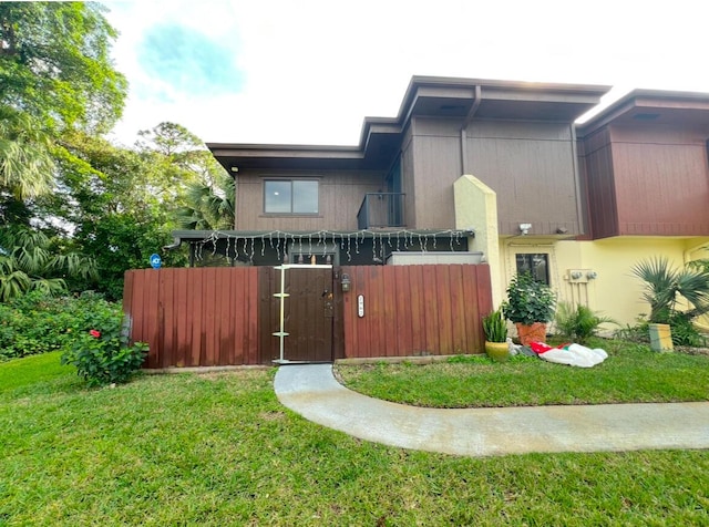 view of front of house featuring a front yard