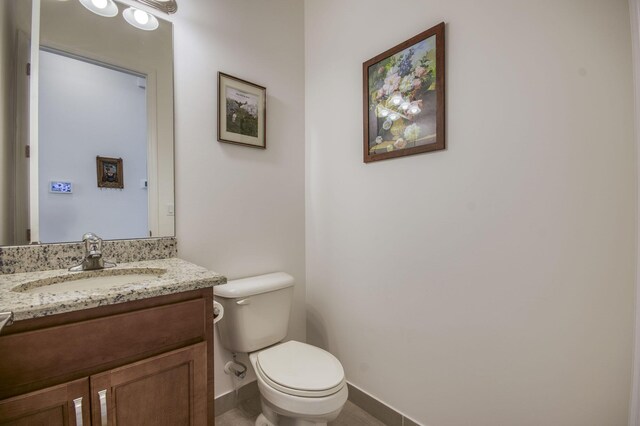 laundry area featuring light tile patterned floors, independent washer and dryer, and sink