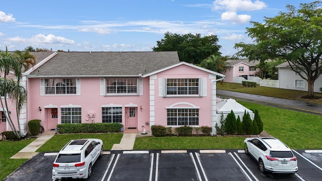 view of front of house featuring a front yard