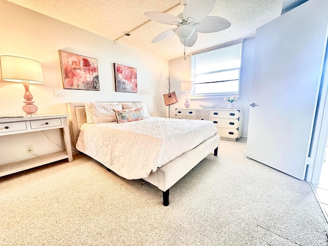 bedroom featuring ceiling fan and a textured ceiling