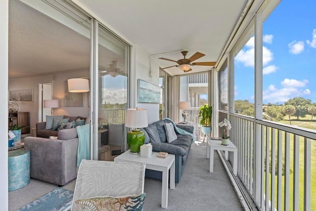 sunroom with ceiling fan