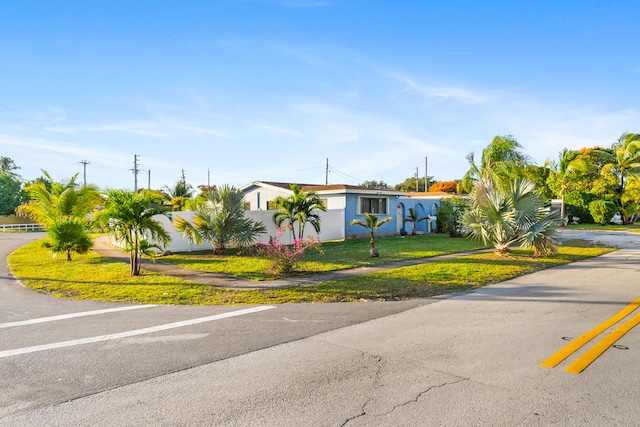 view of front of home featuring a front yard