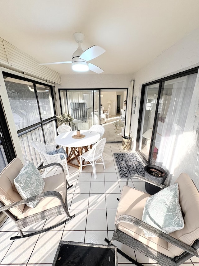 sunroom with ceiling fan