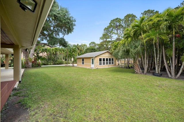 view of yard with an outdoor structure