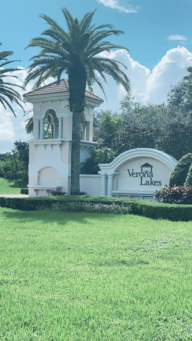 community / neighborhood sign with a lawn