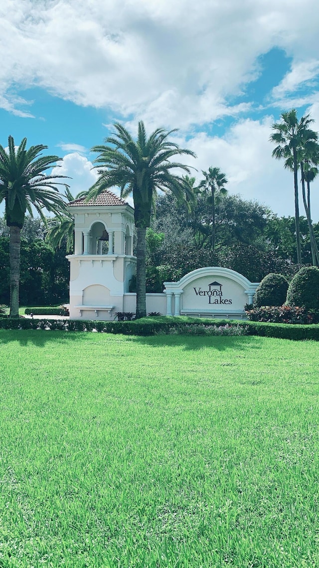 community sign featuring a yard