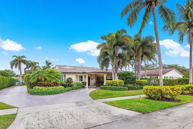 single story home with a front yard