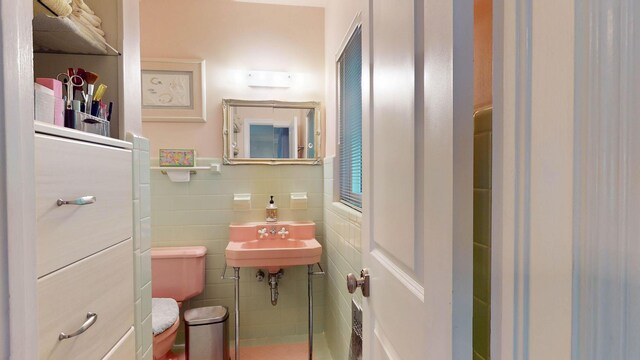 bathroom featuring tile walls