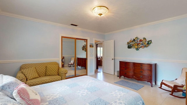 bedroom with crown molding, baseboards, and a closet