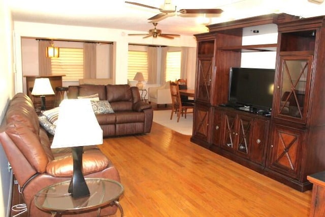 living room featuring light hardwood / wood-style floors and ceiling fan