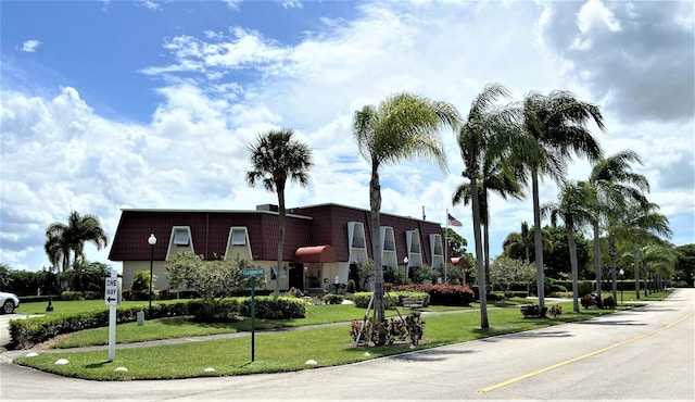 view of front facade featuring a front yard