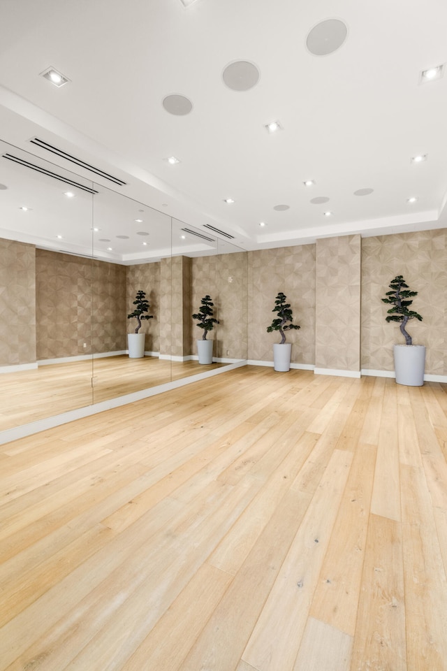 exercise area with light hardwood / wood-style flooring