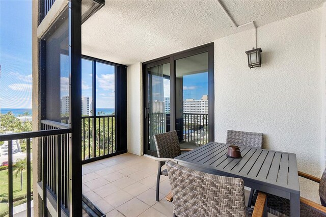 unfurnished sunroom with ceiling fan