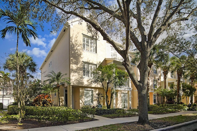 view of front of property