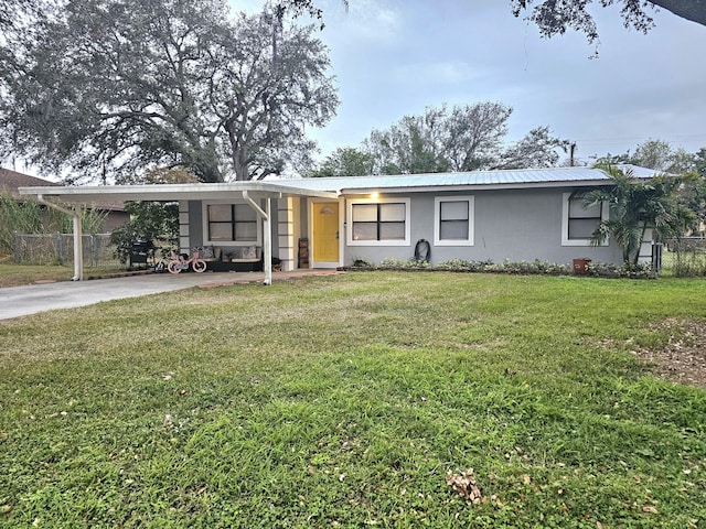 view of front of home with a carport and a front yard