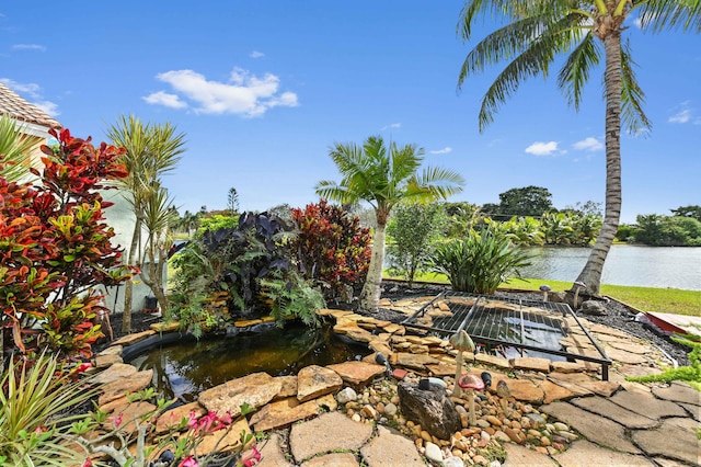 view of yard featuring a water view