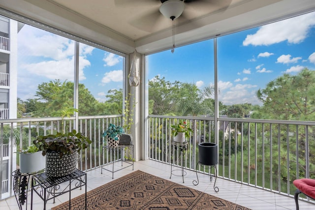 sunroom featuring ceiling fan