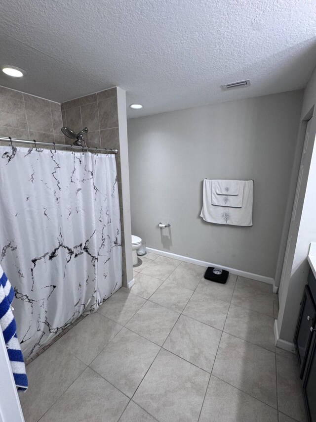 bathroom with toilet, a shower with shower curtain, a textured ceiling, and vanity