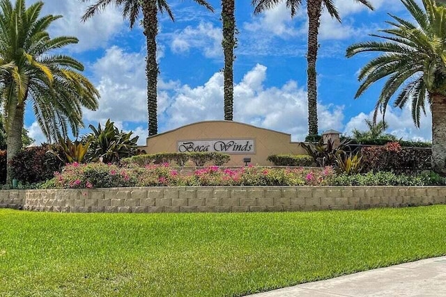 community / neighborhood sign featuring a yard