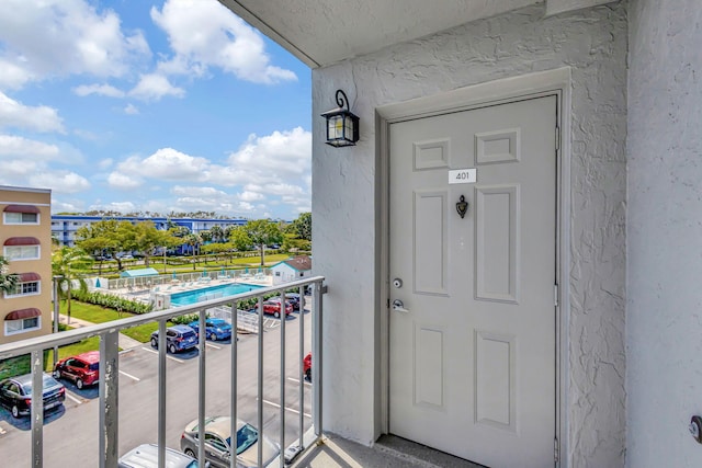 property entrance featuring a balcony