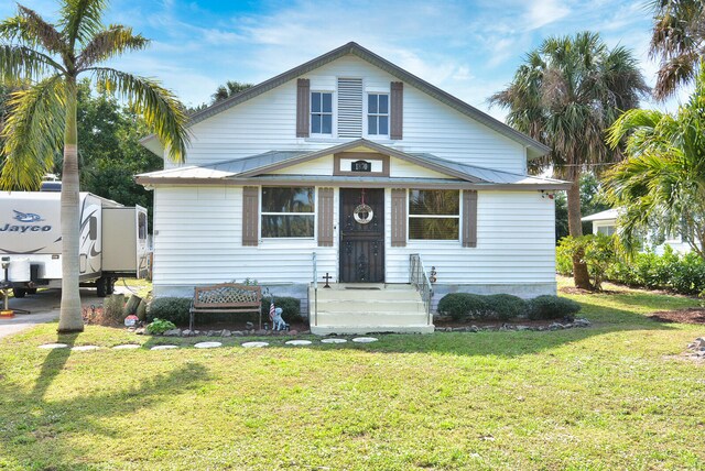 bungalow-style house featuring a front lawn