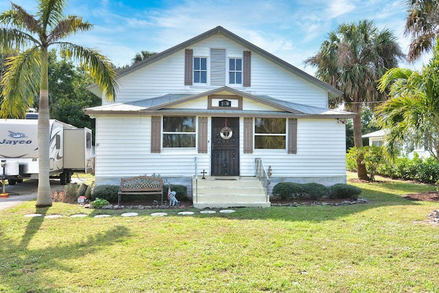 bungalow featuring a front lawn