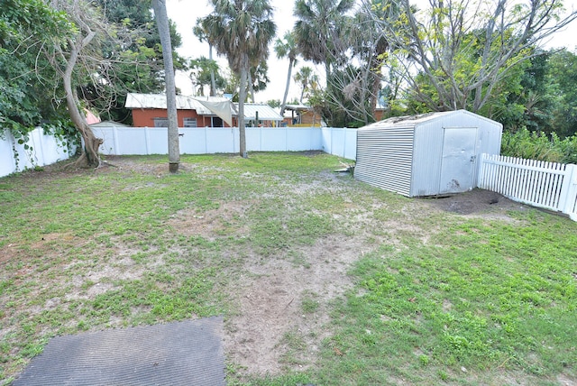 view of yard featuring a shed