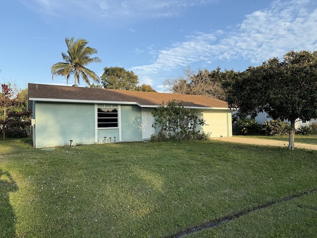 view of front facade featuring a front lawn and a garage