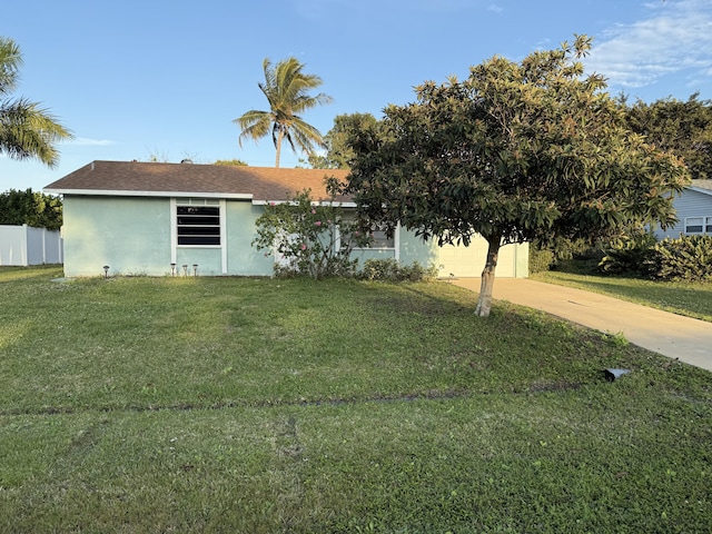 view of front of house featuring a front yard