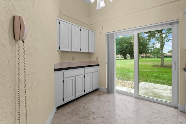 entryway with ceiling fan