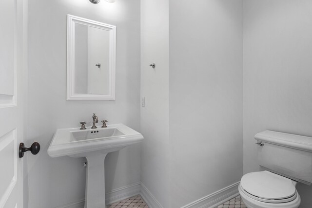332 W Mallory Cir, Delray Beach, FL 33483 - half bath featuring toilet, baseboards, and a sink