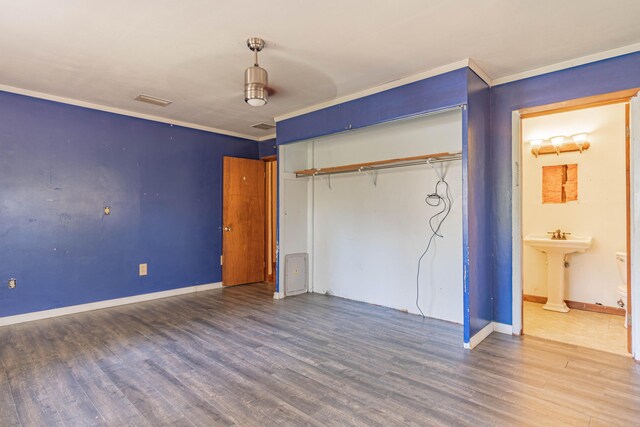 kitchen featuring white cabinets, white fridge, sink, kitchen peninsula, and ceiling fan