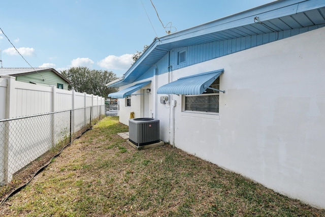 view of yard with cooling unit